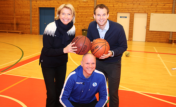 Idrettspresident Berit Kjøll, statsråd Kjell Ingolf Ropstad og daglig leder i Bærums Verk Idrettsforening, Magne Myrmo.  Foto: Finn Aagaard, NIF