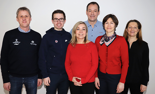 Norsk idrett ser frem til tett samarbeid med Redd Barna om Trygg på trening. Fra v. Jan Kjensli, Norges Svømmeforbund, Rasmus Olstad Semmerud, Norges Fotballforbund, Monica Sydgård, Redd Barna, Håvard B. Øvregård, NIF, Ingrid Tollånes, Gjensidigestiftelsen og Elin Langli, Redd Barna. Foto: Geir Owe Fredheim 