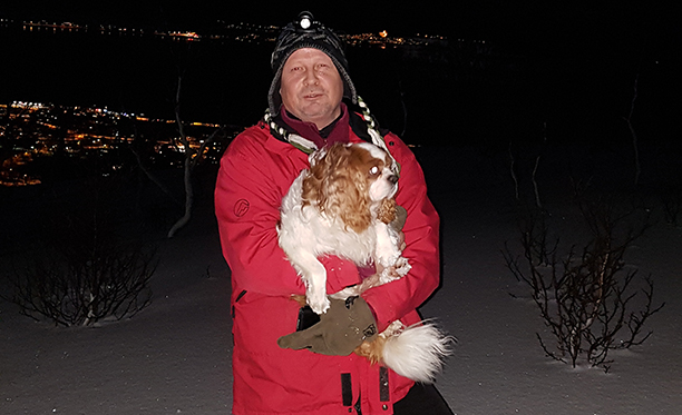Svein Robert Vestå, Årets ildsjel 2017, måtte ta seg en tur med bikkja til toppen av Steiroheia i Sortland for å få en pust i bakken. Foto: Torkil Norum 
