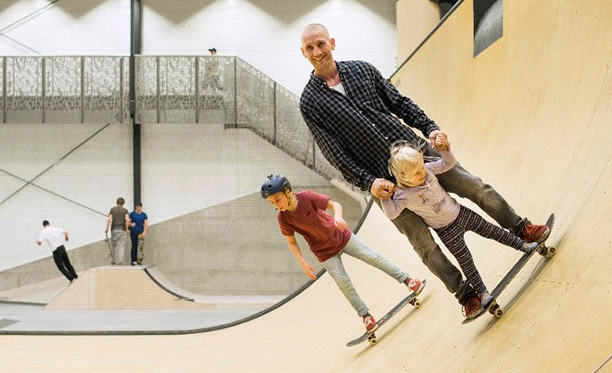 Oslo Skatehalle er et sted for absolutt alle. Nå er idrettsanlegget kåret til Årets flotteste. Foto: Oslo Skatehall