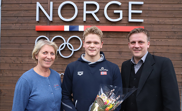 Fredrik Solberg (17) mottok Jysk-stipend. Her er han sammen med Marit Breivik i Olympiatoppen og Are Bjøntegaard, slags- og markedssjef i Jysk. Foto: Geir Owe Fredheim