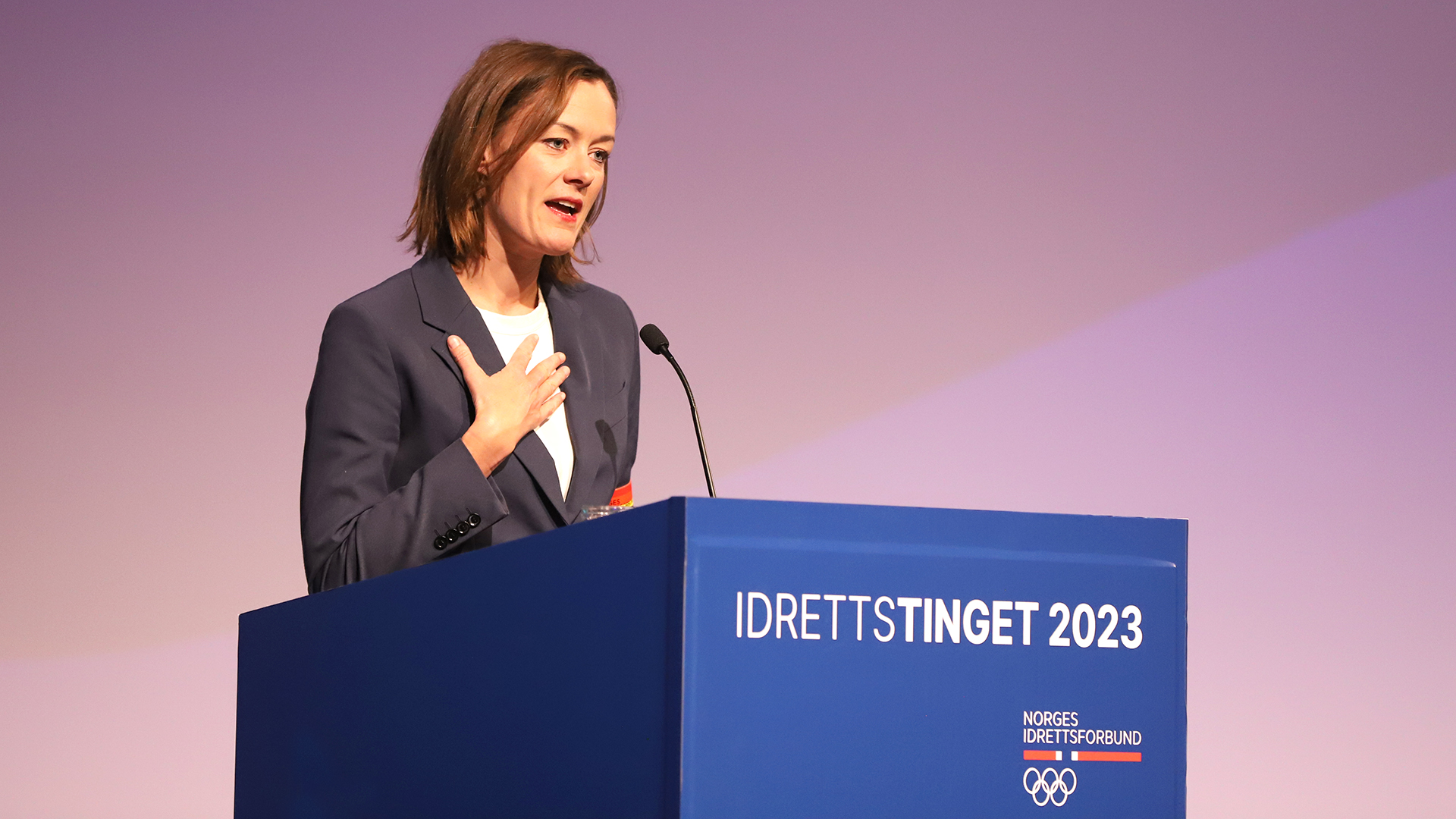 En engasjert Kultur- og likestillingsminister Anette Trettebergstuen under sin tale til Idrettstinget 2023 2. juni. Foto: Geir Owe Fredheim 