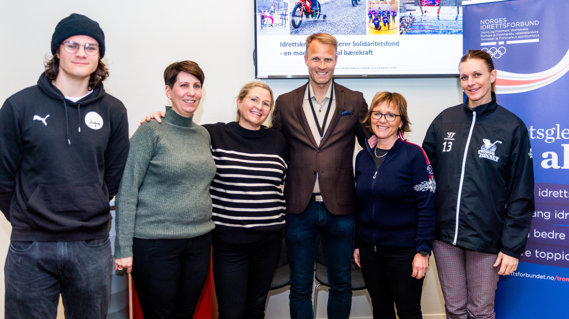 Fra venstre Viljar Haugseth (Nordlys karateklubb), Anita Pedersen (Ulfstind), Britt Leandersen (Tromsø idrettsråd), Lars Nymo Trulsen (SpareBank 1 Nord-Norge), Sylvi Ofstad (Troms og Finnmark idrettskrets) og Carite Fønnebø (Tromsø ishockeyklubb). Foto: Håkon Steinmo, SNN