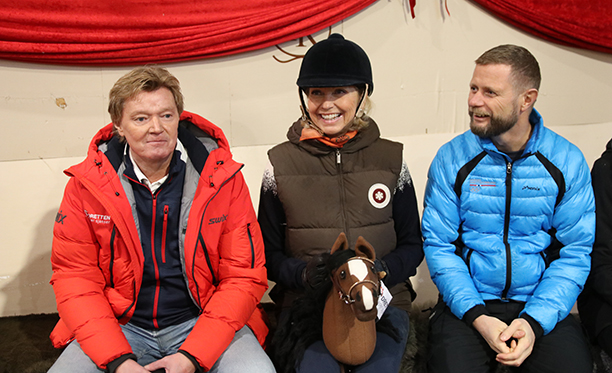 Prosjektleder Morten Nyborg overrakte en førjulsgave, en kjepphest, til både idrettspresident Berit Kjøll og helseminister Bent Høie. Foto: Finn Aagaard 