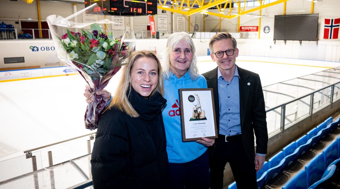 Årets ildsjel Kari Fjellhammer flankert av Tiril Eckhoff og ishockeypresident Tage Pettersen.  Foto: Ole Andreas Thorset