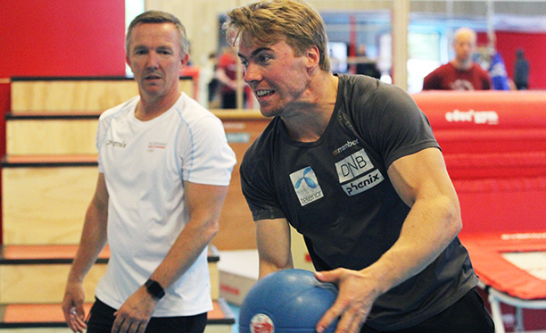 Morten Bråten, fagansvarlig teknikk/motorikk på Olympiatoppen overværer Aleksander Aamodt Kilde som trener i nye Olympiahallen. Foto: Geir Owe Fredheim 