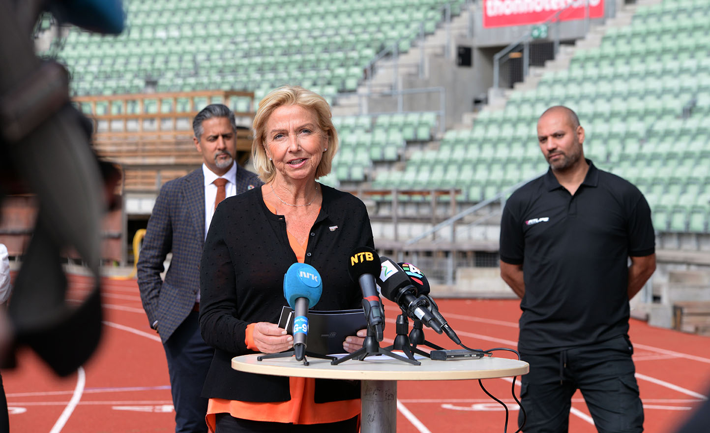 Idrettspresident Berit Kjøll på Bislett stadion mandag, hvor hun og kulturminister Abid Q. Raja mottok rapport om rasisme i idretten. I bakgrunnen er Raja (til venstre) og Marco Elsafadi, leder av arbeidsgruppen. Foto: Pernille Ingebrigtsen