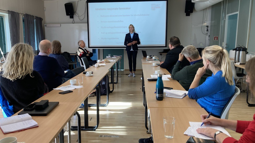 Lyttende politikere under idrettspresidentens presentasjon av idrettens fanesaker på IF Fløyas klubbhus i Tromsø torsdag. 
