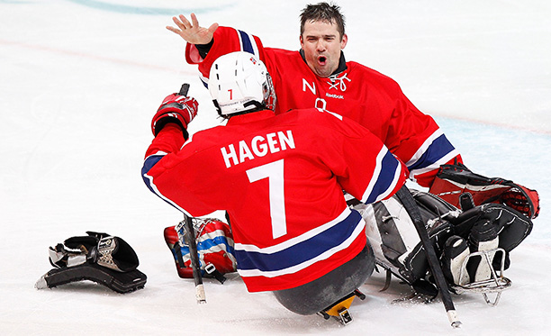 Hvilke jubelscener vil vi huske best fra Paralymics 2018? Her er et av høydepunktene fra Vancouver. Eskil Hagen og Roger Johansen jubler etter at bronsen var sikret mot Canada. Foto: NTBScanpix