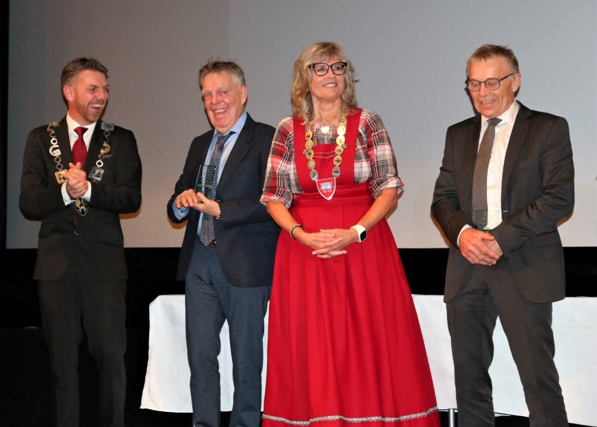 Mange priser ble delt ut under Idrettens Hederskveld i Trøndelag. På bildet noen av de mange ildsjelene som ble hedret. (Foto: Per-Einar Johannessen)