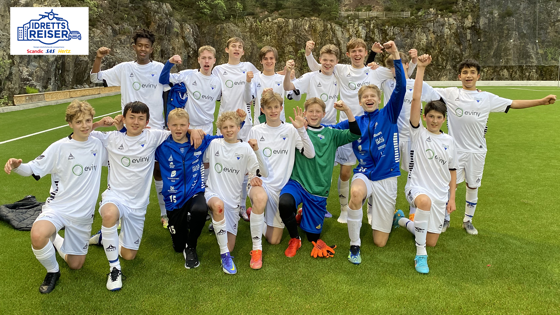 Vareggs fotballgutter gleder seg over å vinne idrettsreise-konkurransen. Foto: Astrid M. Strømsnes