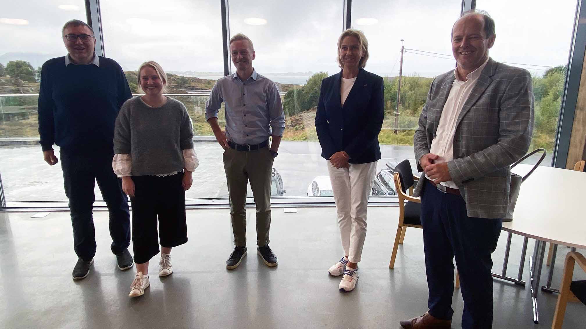 Til debatt på IL Valders klubbhus: Debattleder og leder i Møre og Romsdal IK, Kåre Sæter, Åse Kristin Ask Bakke fra Arbeiderpartiet, Helge Orten fra Høyre, idrettspresident Berit Kjøll og Harry Valderhaug fra Kristelig Folkeparti. Foto: Idrettsforbundet