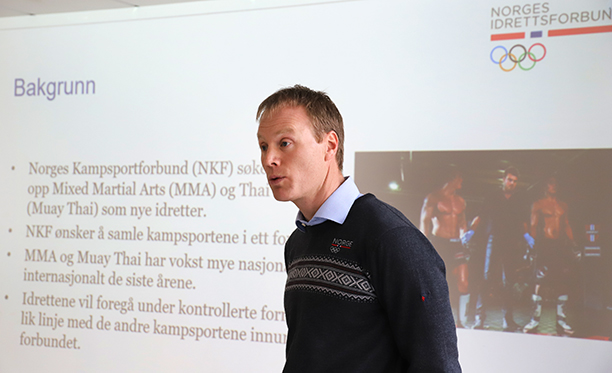 Idrettsstyremedlem Kjartan Haugen informerer om Idrettsstyrets vedtak om å ta opp Thai og MMA som nye idretter. Foto: Geir Owe Fredheim 