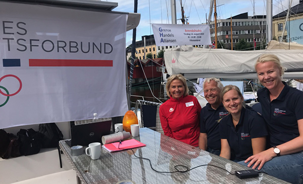 Klar for Arendalsuka! Idrettspresident Berit Kjøll - her sammen med Svein Lien, Ann Kristin Bruce og Anne Lise Lassen fra Agder idrettskrets. Foto: Per Tøien