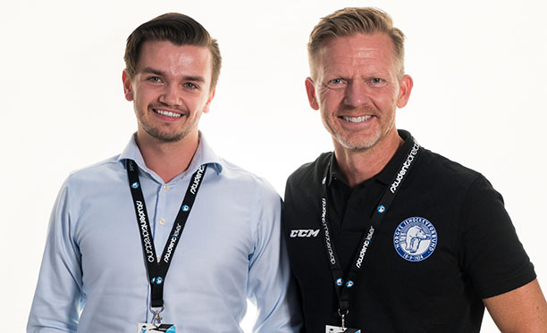 Adrian Stinessen Haugen (mentee) og Tage Pettersen (mentor) anbefaler flere å søke på mentorprogram for unge ledere. Foto: Lasse Thun/NSI