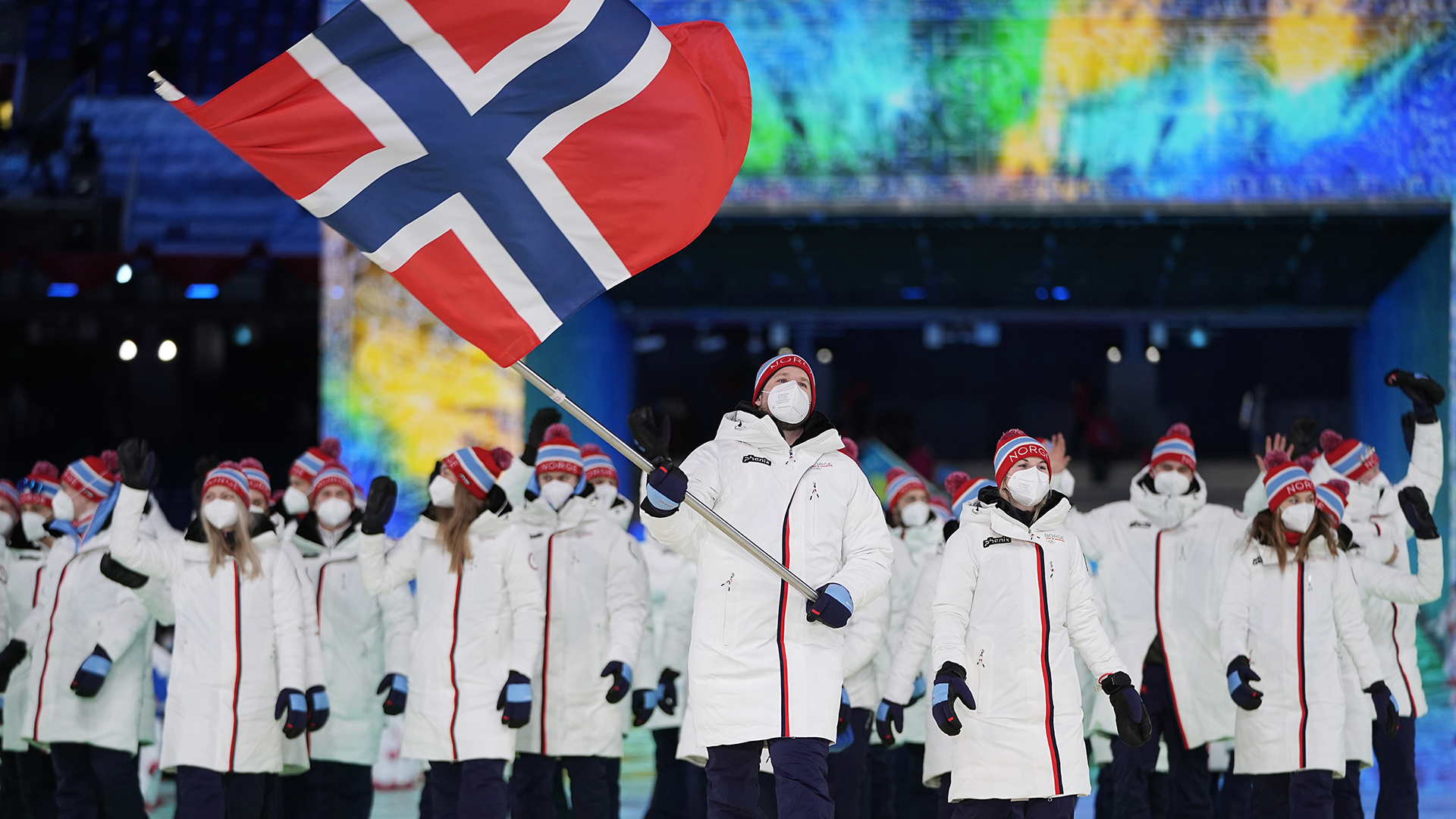 Kjetil Jansrud (alpint) og Kristin Skaslien var stolte flaggbærere for den norske troppen under dagens åpningsseremoni i Beijing. Foto: NTB