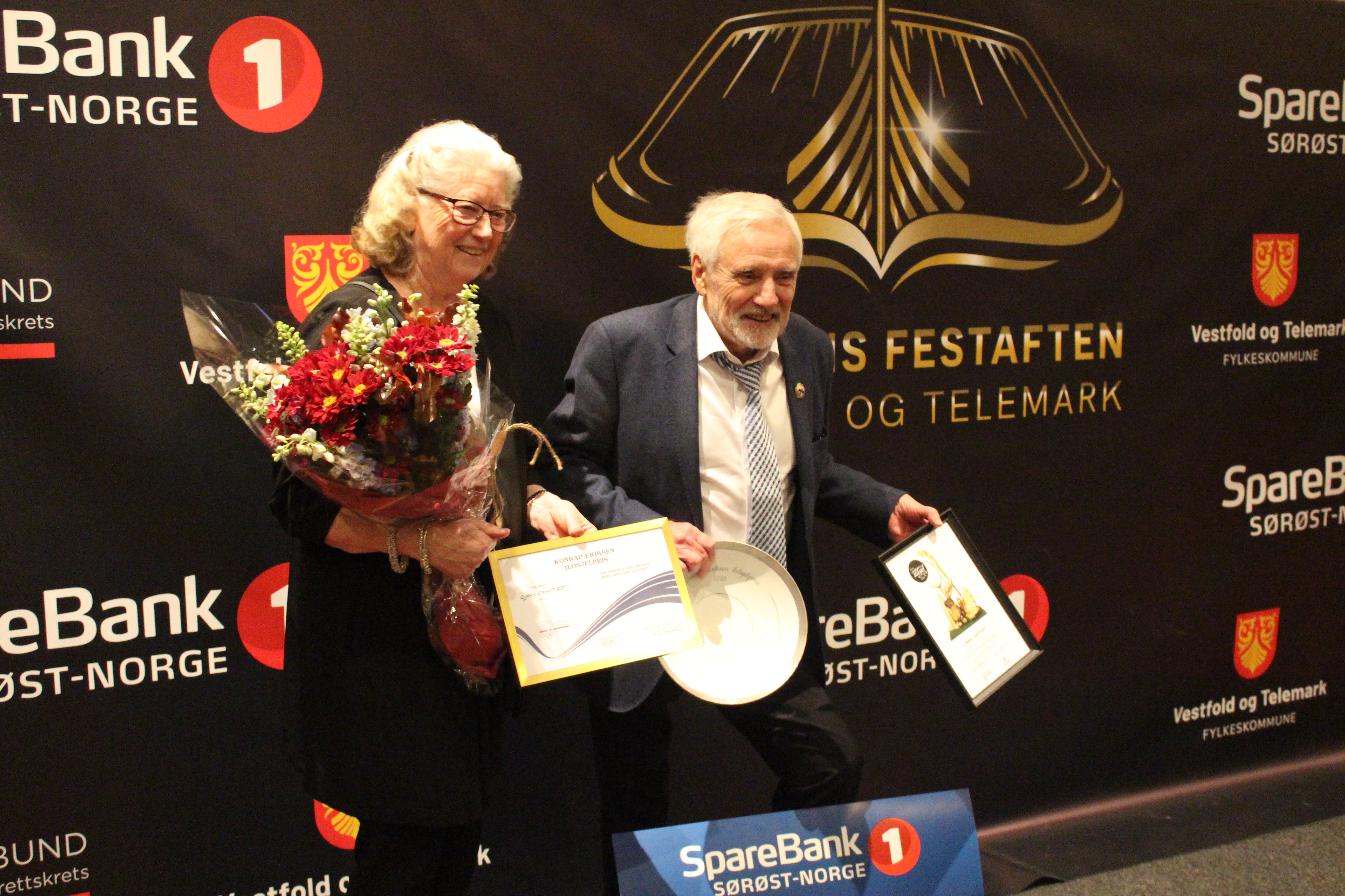 Vinner av Konrad Eriksen ildsjelpris, Bjørn Halstvedt, måtte ha hjelp for vise frem alle premiene. Foto: Fredrik Ødegaard.
