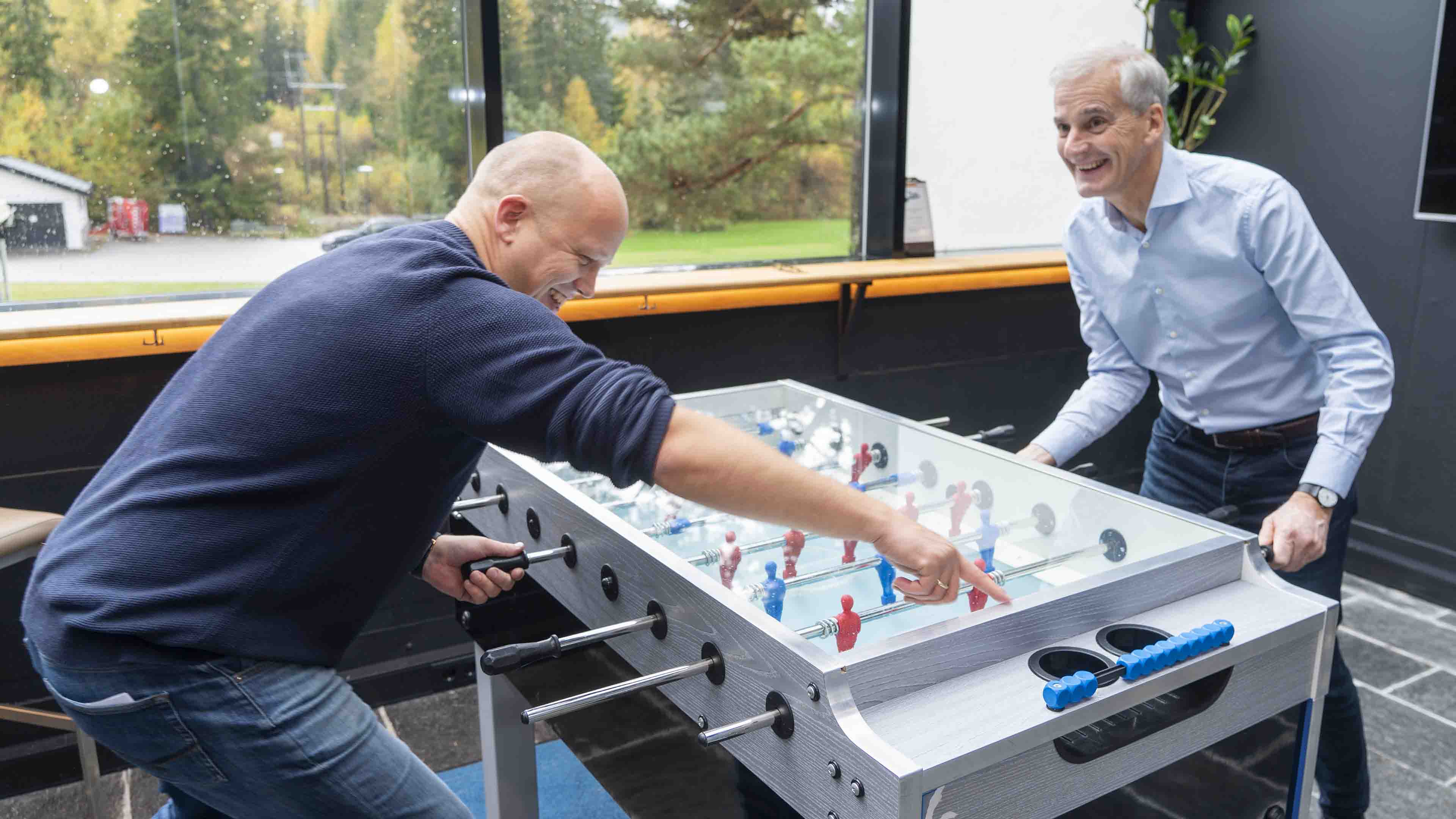 Ap-leder Jonas Gahr Støre og Sp-leder Trygve Slagsvold Vedum under regjerings-forhandlinger på Hurdalsjøen hotell tirsdag. Foto: Terje Pedersen / NTB