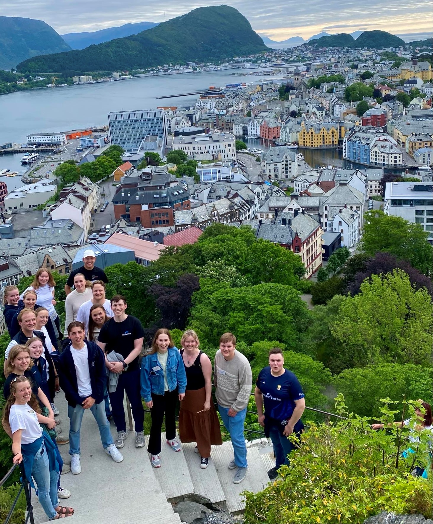 Deltakerne på samling for unge idrettsledere på tur opp Aksla.