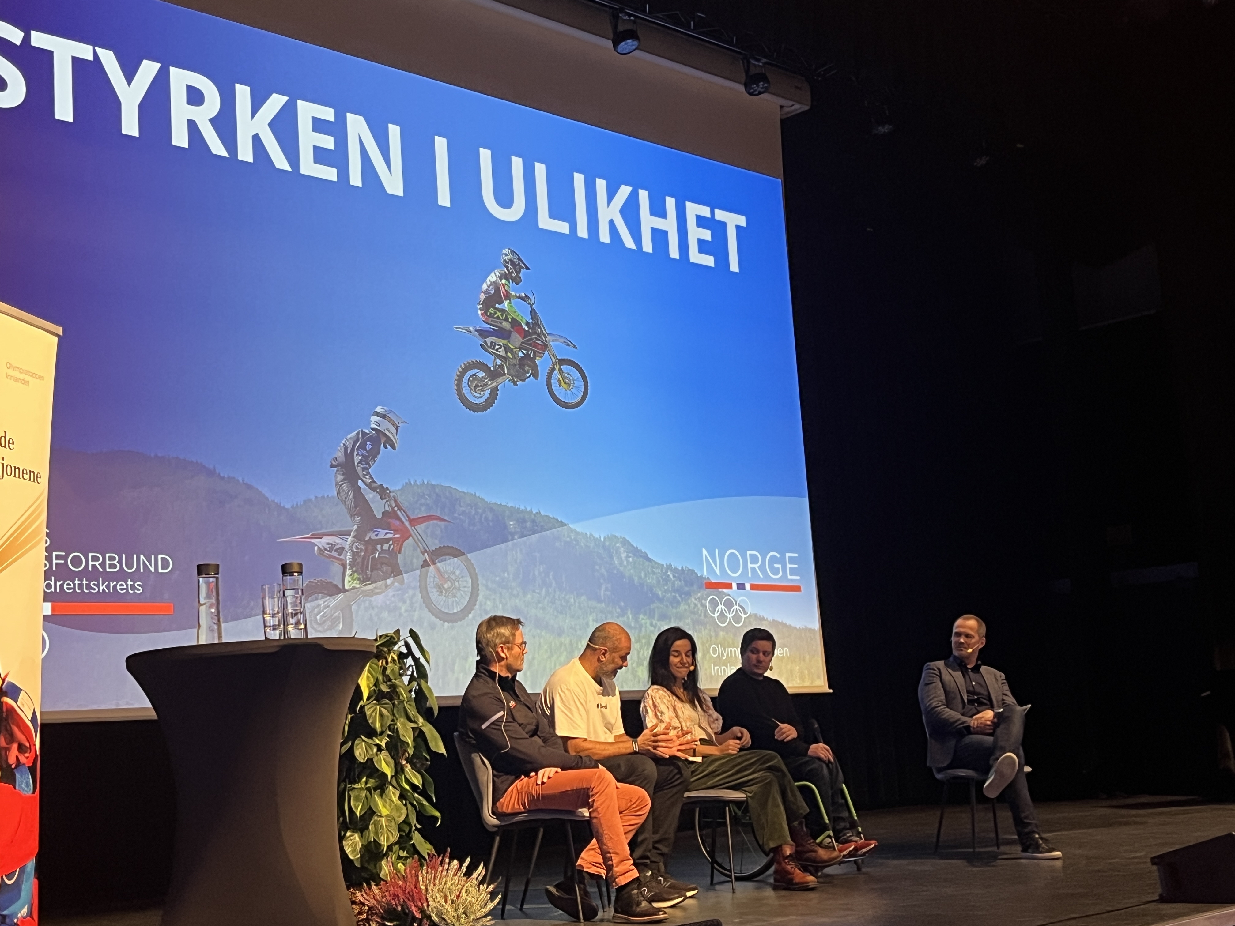 ROS: Lovordene var mange i etterkant av Idrettskonferansen 2025 - "Styrken i ulikhet" på Scandic Hamar i går kveld, 15. oktober. Her fra panelsamtalen med Jarle Aambø, Marco Elsafadi, Zaineb Al-Samarai og Torstein Aanekre. Foto: Innlandet idrettskrets