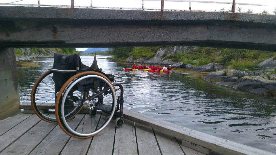 Herøy Kajakklubb holder grunnkurs hav med tilrettelegging for parautøvere