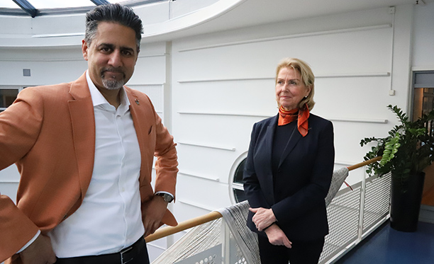 Kulturminister Abid Q. Raja tok turen til Ullevaal Stadion i dag for å møte idrettspresident Berit Kjøll og en felles pressekonferanse om tiltakspakken mot idretten. Foto: Geir Owe Fredheim