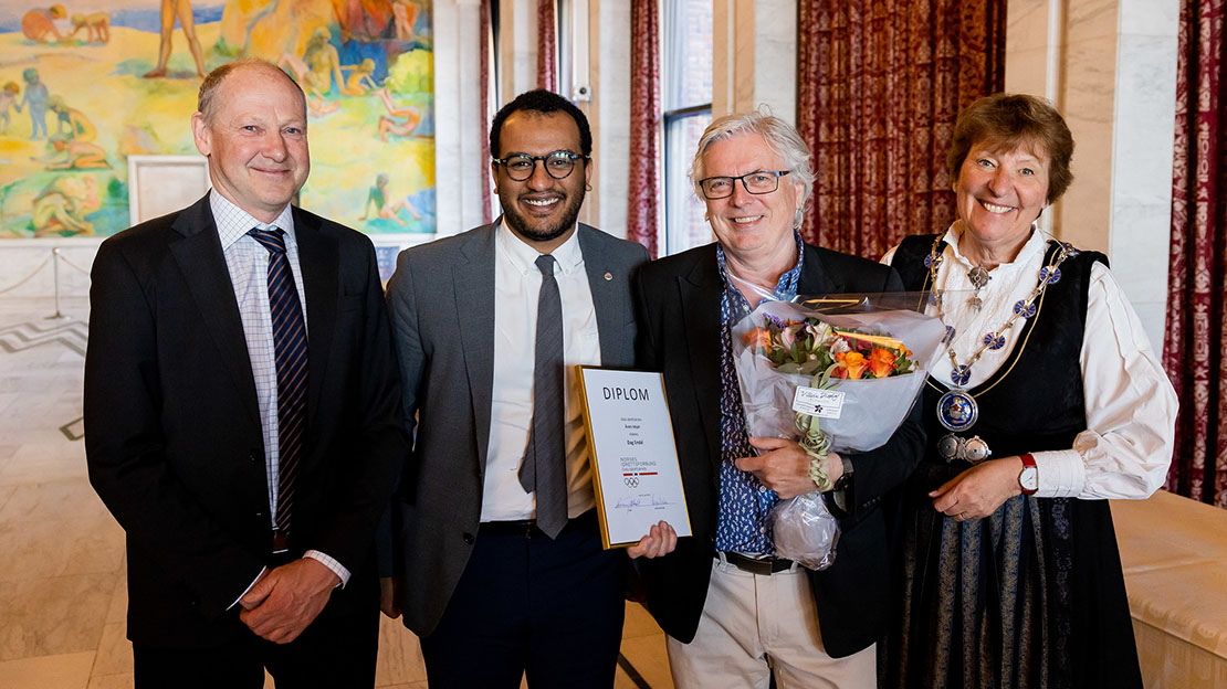 Årets ildsjel, Dag Endal sammen med fv. Sveinung Oftedal, leder OIK, Omar Samy Gamal, byråd for idrett, Dag Endal og Marianne Borgen, ordfører. Foto: Oslo kommune/Sturlason