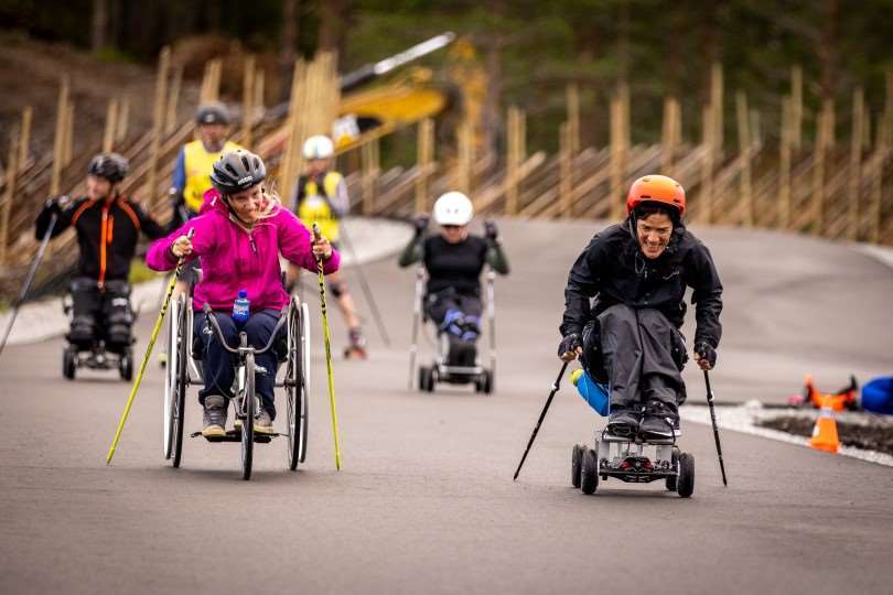 Foto: Norges Skiforbund.

Har du en syns- eller bevegelseshemning og ønsker du å finne ut mer om mulighetene til å drive med langrenn og om dette kan være noe for deg?