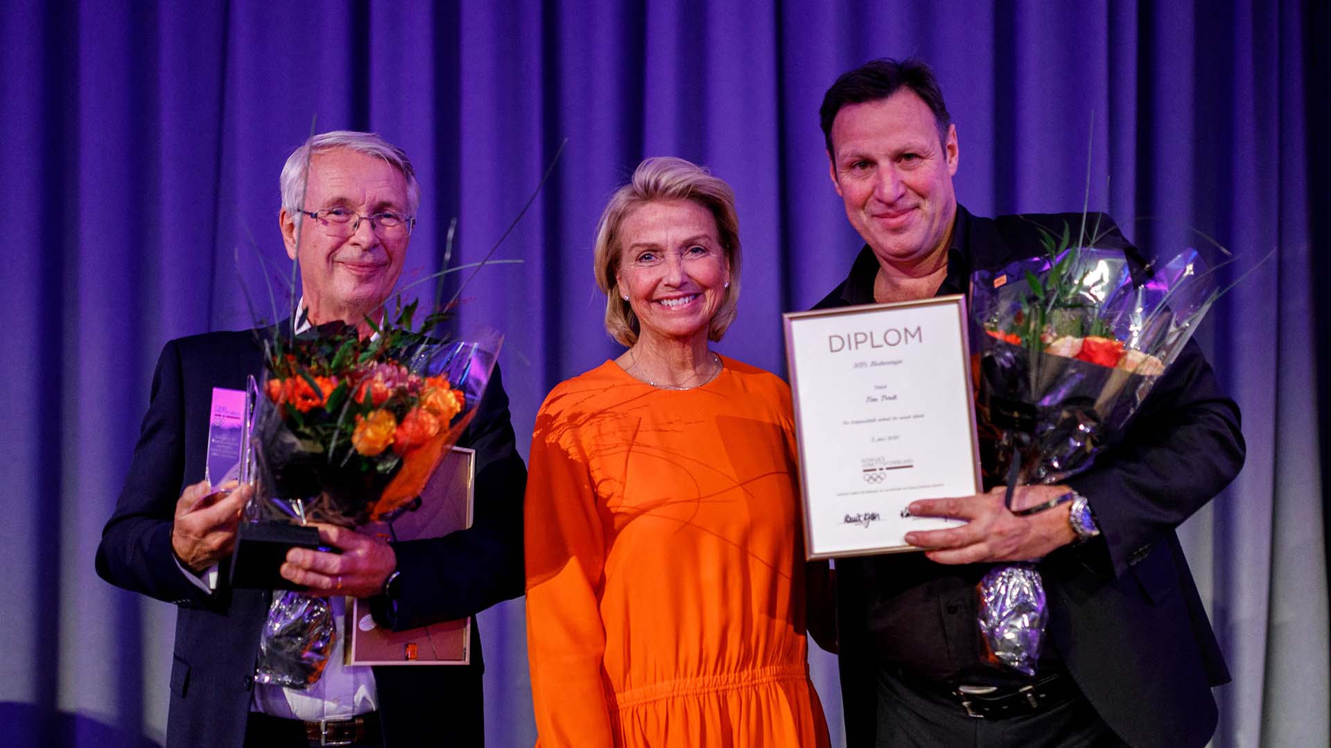 Oddvar Johan Jensen, Berit Kjøll og Tom Tvedt under tildelingen. Foto: Alexander Eriksson