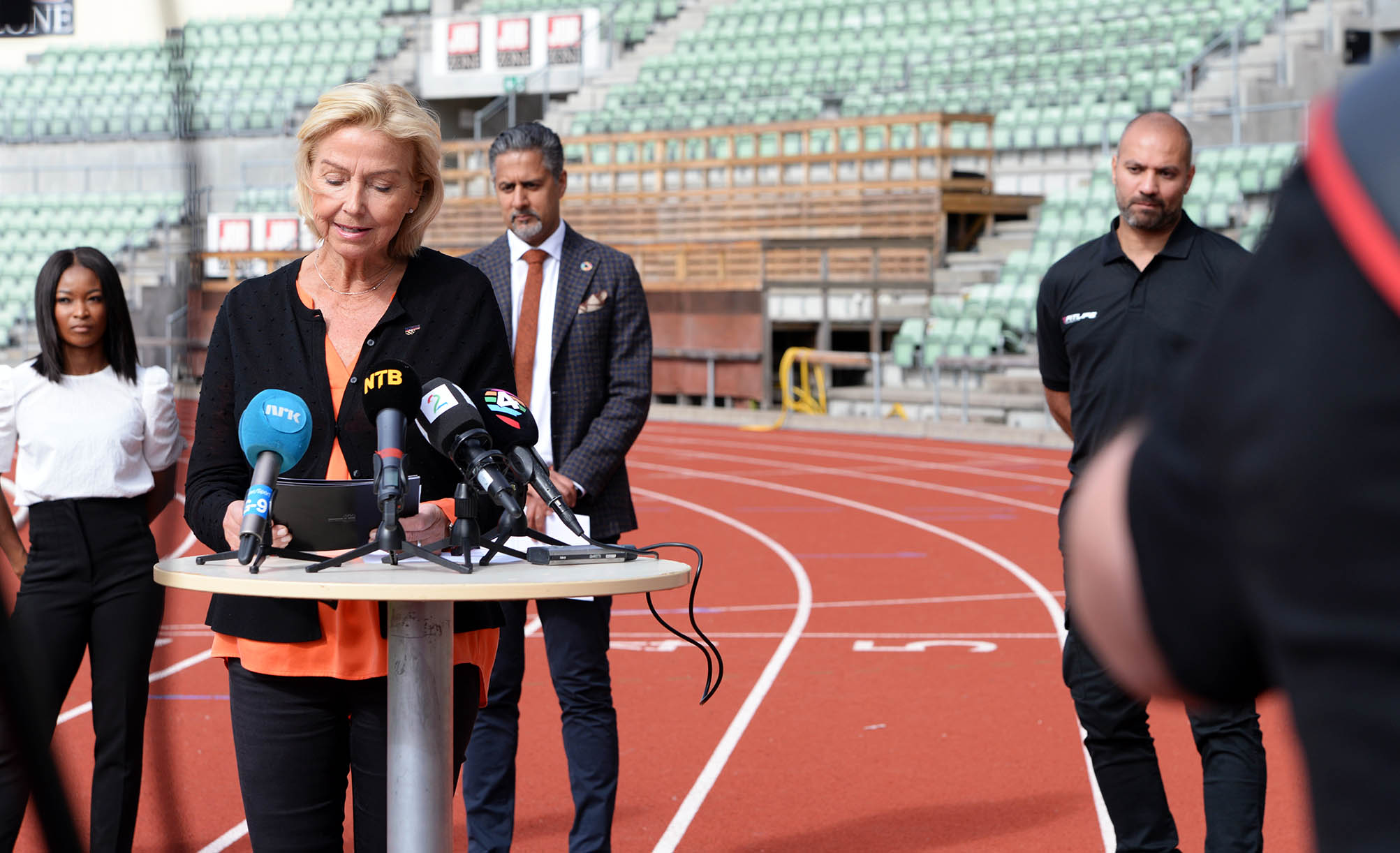 Idrettspresident Berit Kjøll forventer at idretten alltid reagerer på rasisme. Her fra da utvalget «Rasisme i idretten» overleverte sine råd til idrettspresidenten og kulturministeren. Foto: Pernille Ingebrigtsen