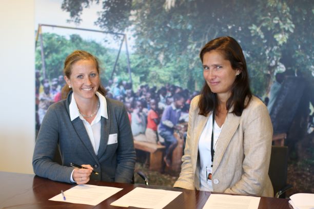 Signering: Anja Veum, utviklingssjef i NIF og Christine Wilberg, avdelingsdirektør i Region- og mottaksavdelingen i UDI. Foto: Caroline Dokken Wendelborg/ NIF