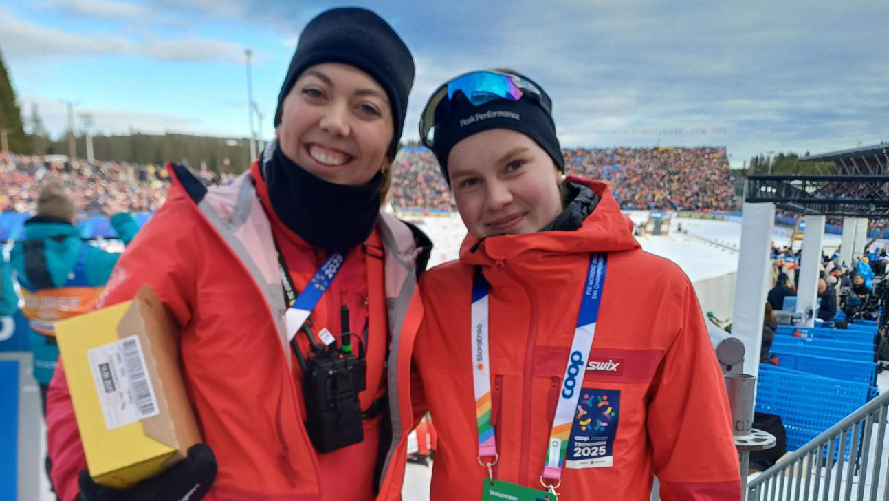 Prosjektleder Ingeborg Dokken Kristiansen (til venstre) og Amanda Mokkelbost, frivillig i prosjekt Ung Frivillig Ski-VM 2025. Foto: Line Hurrød 