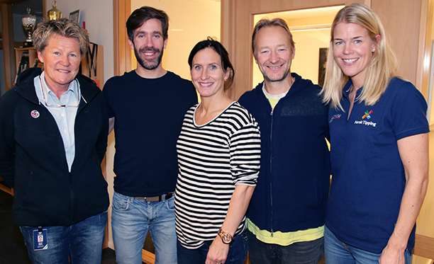 Årets ildsjeljury her ved Heidi Støre, Are Strandli, Marit Bjørgen, Kjetil André Aamodt og prosjektleder i NIF - Bente Engelhardtsen Widding. Foto: Geir Owe Fredheim