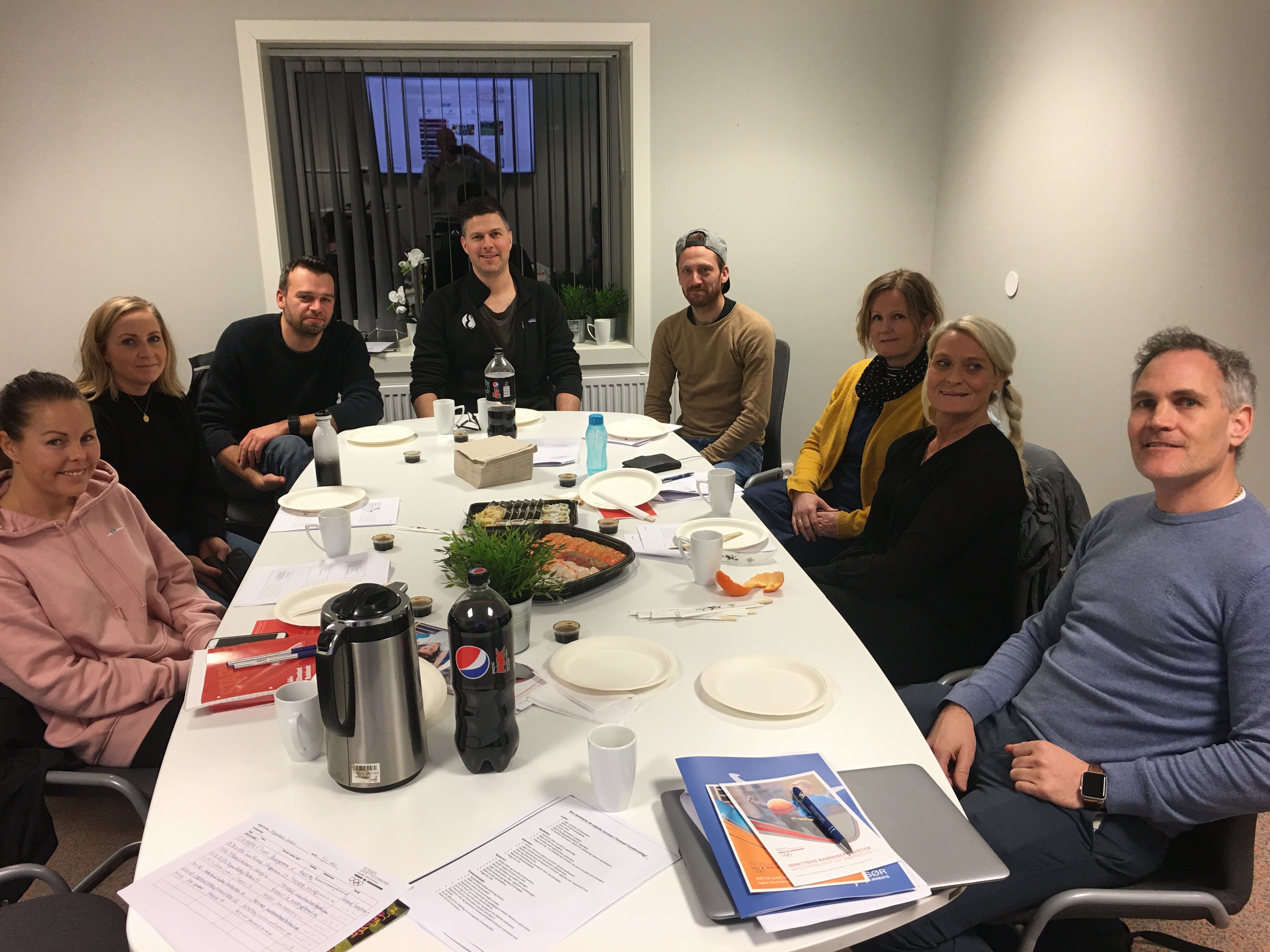 Deltakerne samlet rundt kursbordet til en kort pause og sushiservering. Fra venstre Christine Eftestøl, Merethe Nyvoll Genthner, Christian Landmark, Ole Magnus Skretting, Erik Grindheim, Rita D. Stålesen, Trine Ånonsen, Per Viggo Bratli.   Foto: Hallgeir Oftedal