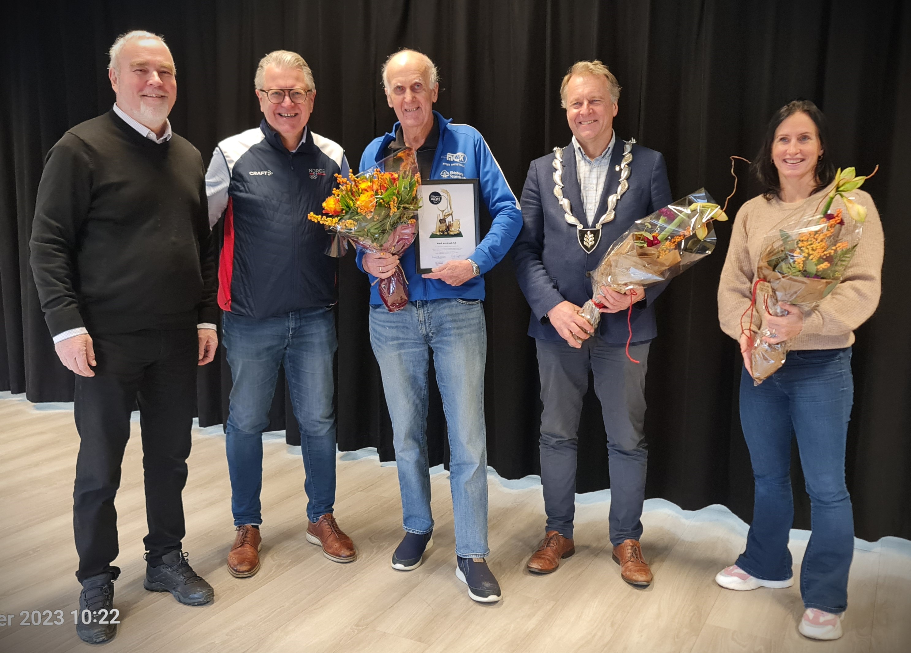 Idrettskretsleder Roar Bogerud, idrettsstyremedlem Erik Unaas, Roar Fundingsrud, Saxe Frøshaug og Marit Bjørgen. Foto: John G. Østereng.