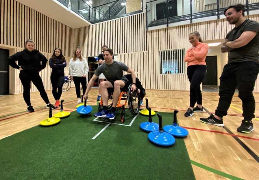 Teppecurling (bildet) og boccia er to populære idretter unge og voksne med eller uten funksjonsnedsettelse kan prøve ut 13. september i Rørvik.