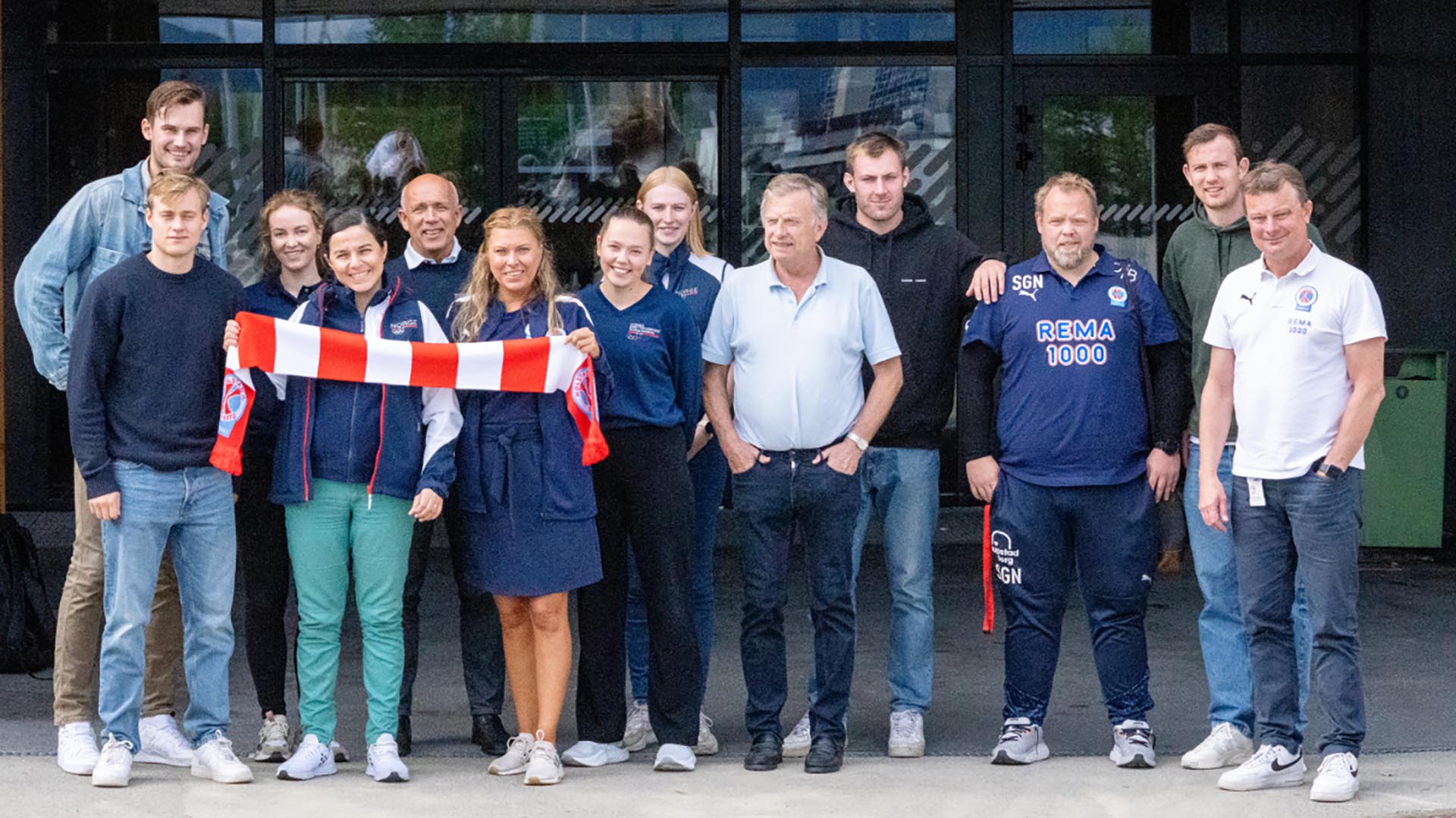 Idrettspresidenten besøkte Kolstad Arena i Trondheim. Fra venstre: Magnus Abelvik Rød, Andrine Loraas Østmo, organisasjonssjef Kjell Bjarne Helland i Trøndelag idrettskrets, Ingrid Resell Krogstad, Vetle Eck Aga og Sander Sagosen. Foran fra venstre: Sander Rønning, idrettspresident Zaineb Al-Samarai, Lone Strand Randal, Ida Pollestad Brunes, Eivind Johnsen, Stian Gomo Nilsen og Torkil R. Iversen. Foto: Ingrid Krogstad.