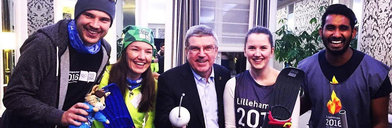 Jens August Dalsegg, Linda Jacobsen, Thomas Bach, Runa Møller Tangstad og Sajandan Rutthira. Ungdommene fra Lillehammer-OL ønsker å påvirke IOC til å involvere flere ungdommer i fremtiden. Foto: Kate Anderson, Young Ambassador fra USA. 