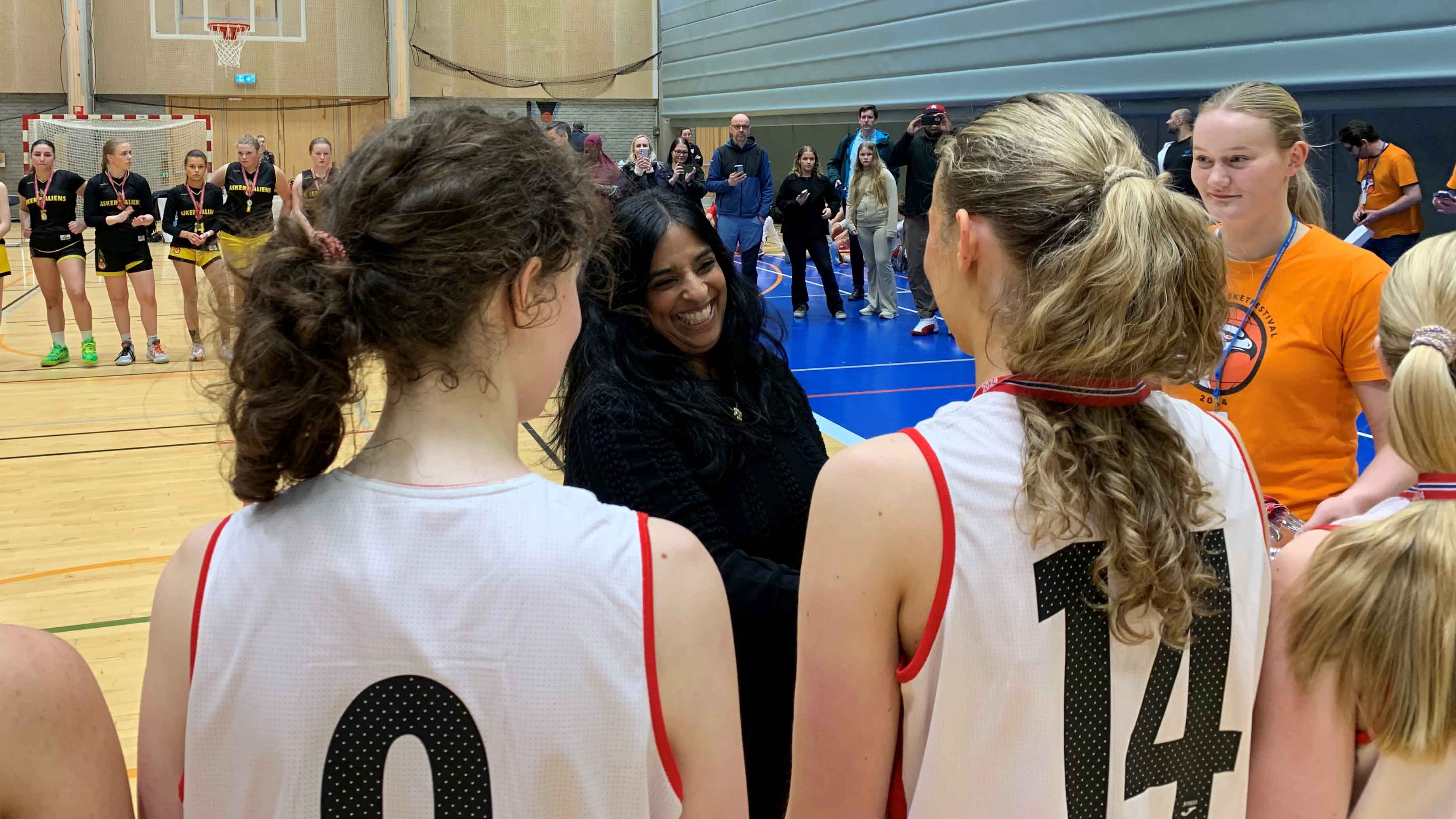 Kultur- og likestillingsminister Lubna Jaffery fikk dele ut premier under Bergen Basketfestival. Foto: Idrettsrådet i Bergen