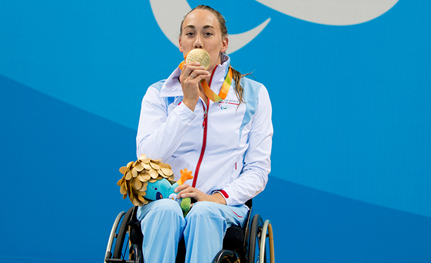 Sarah Louise Rung kunne endelig kysse en gullmedalje under Paralympics i Rio. Foto: Caroline Dokken Wendelborg