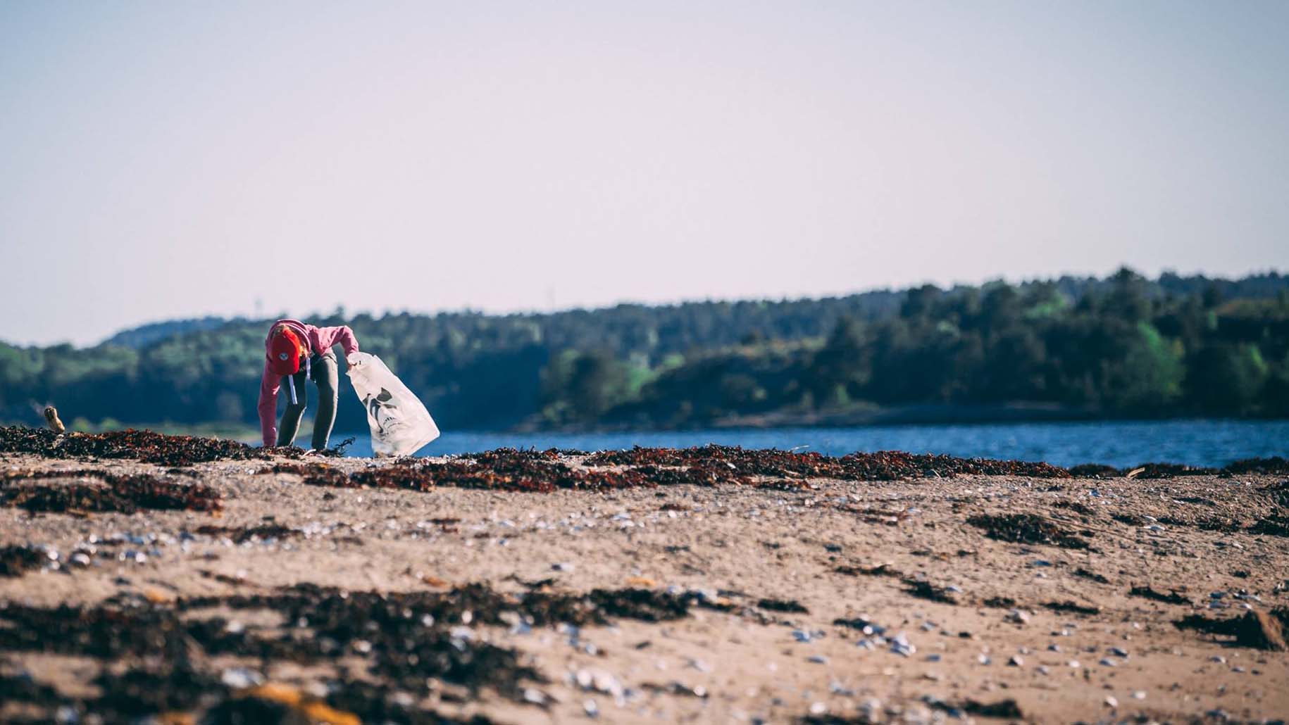 «Plastsmart idrett» har vært et samarbeid mellom Norges idrettsforbund og WWF Verdens naturfond siden 2019. Målet var å kartlegge plastbruken, utarbeide et veikart og identifisere måter å nå ut med relevante tiltak for idretten. Dette skal redusere bruk av unødvendig engangsplast innenfor norsk idrett, og minimere plastavfall som kommer på avveie. Dette er gjort mulig ved hjelp fra engasjerte folk i hele idretten.