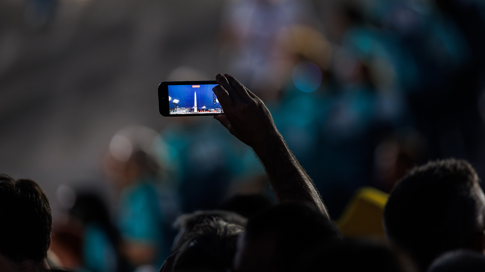 Tilskuer filmer med mobilen, åpningsseremonien i paralympics i Paris 2024. Foto: Alexander Eriksson / NIF