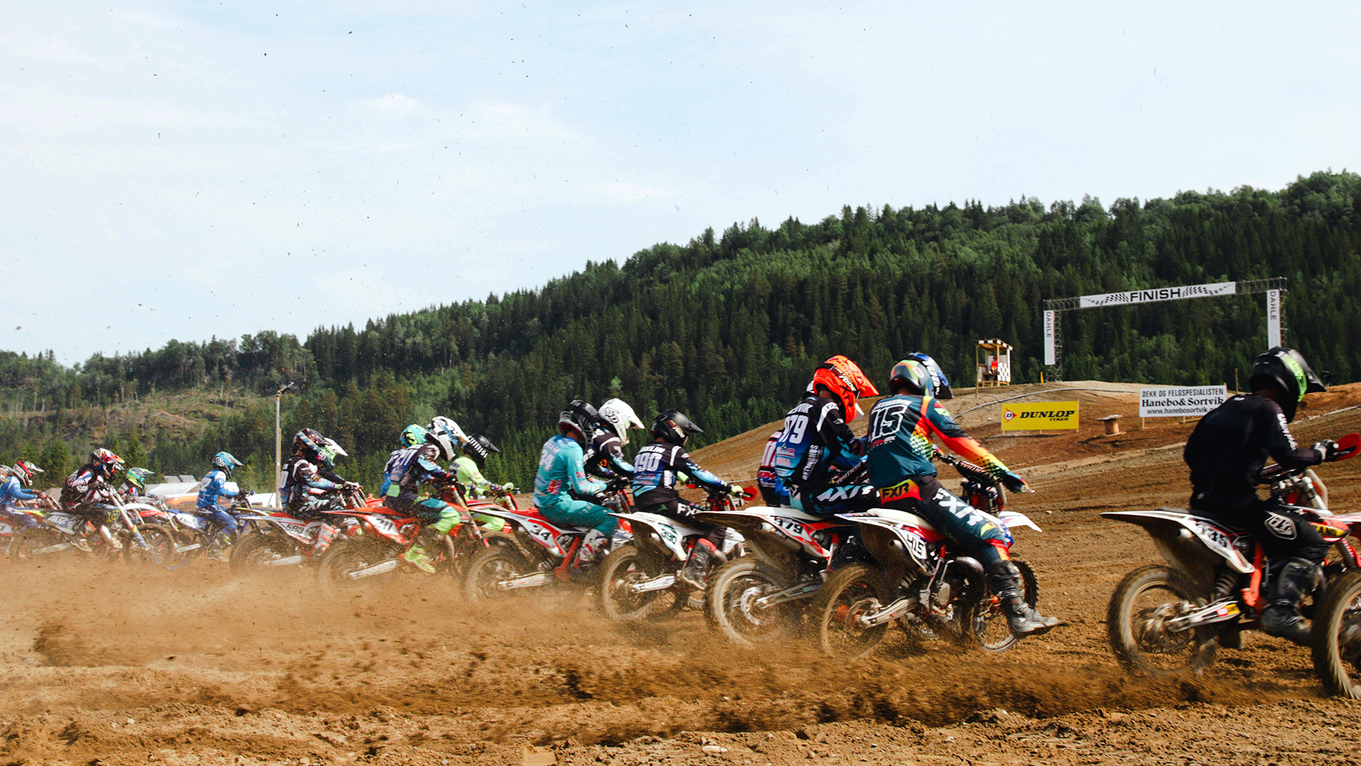 Speed-X konkurrenter i full gass på syklene. Foto: NM-veka, NIF
