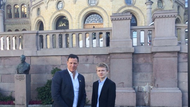 Idrettspresident Tom Tvedt og leder i LNU, Stian Seland, foran Stortinget etter høringen.