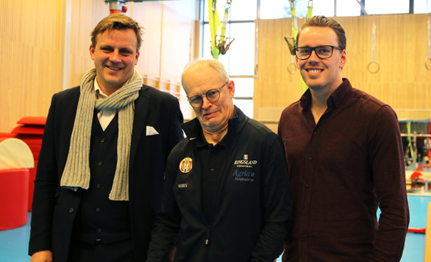Are Bjøntegaard (t.v.) og Hans Kristian Hanssen fra JYSK sammen med vinneren av JYSK-stipendet, Jens Lasse Dokkan. Foto: Sofie Torlei Olsen 