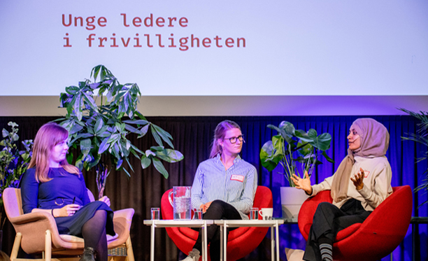 Rode Margrete Hegstad, styreleder LNU, Johanne Grue Reiten, styrelder DNT Ung og Mawra Mahmood, leder Røde Kors Ungdom i dialog. 