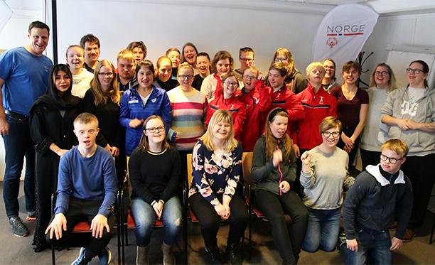 Spente utøvere som skal representere Norge under Special Olympics sammen med idrettspresident TomTvedt og Heba Alneijbi fra ambassaden til De forente arabiske emirater. Foto: Sofie Torlei Olsen 