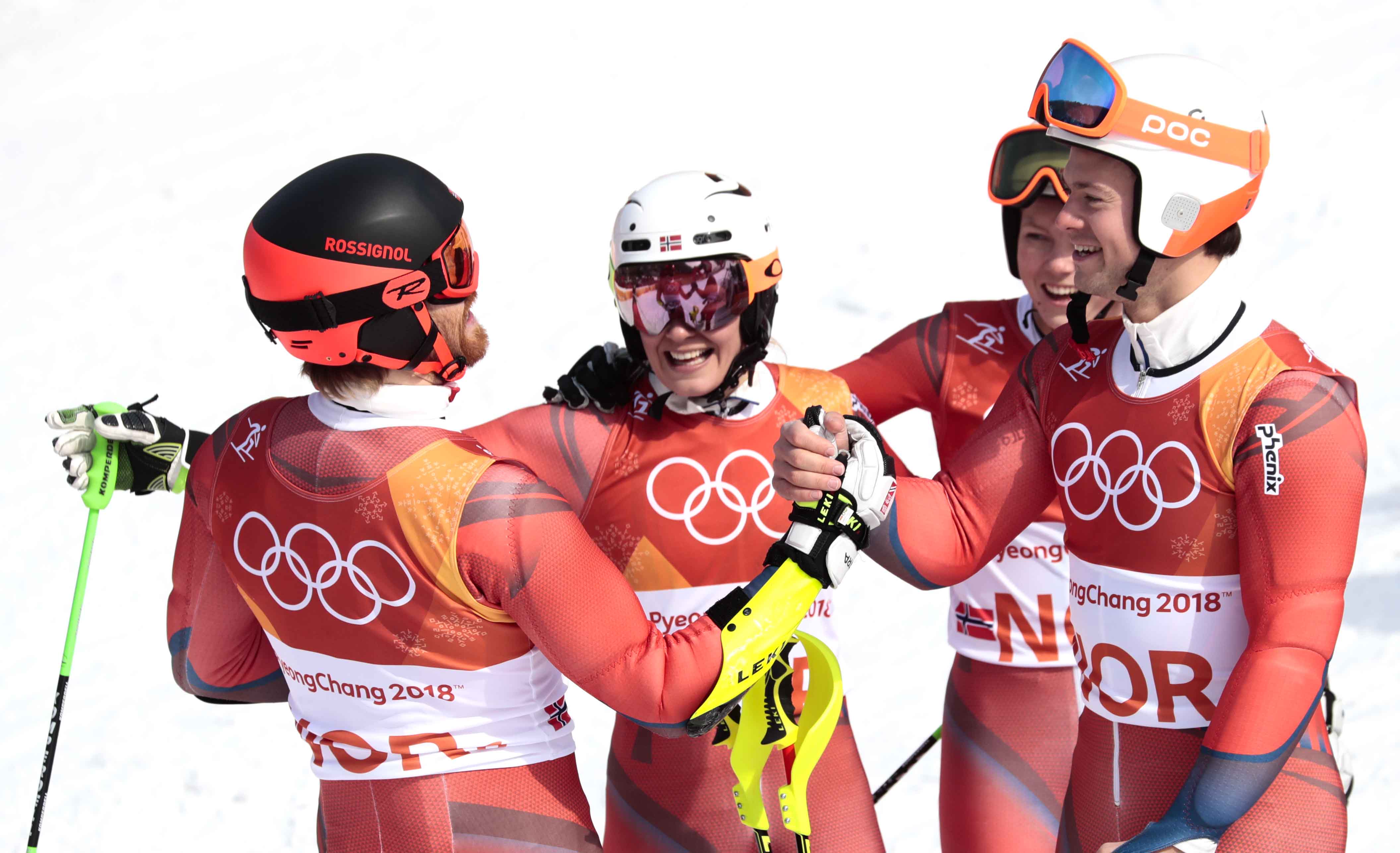 Idrettsglede: Fantastiske scener i målområdet da de norske alpinistene sikret Norge bronsemedalje i mixed-lagkonkurranse. Foto: NTB/Scanpix