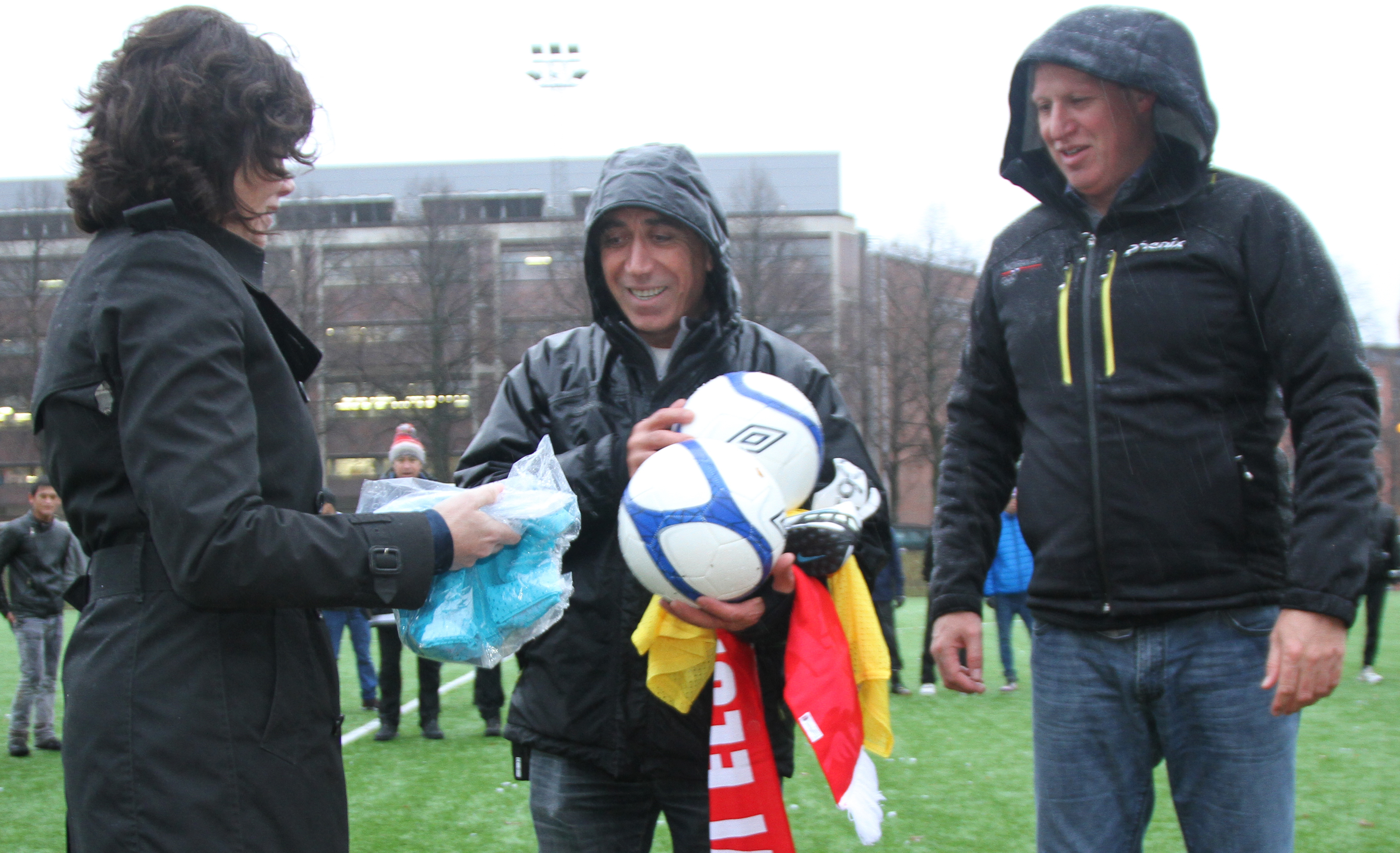 Statsråd Solveig Horne og idrettspresident Tom Tvedt kom med fotballutstyr til Torshov Transittmottak i går. Aktivitetsleder
