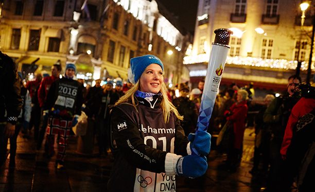 Guri Ramtoft, ungdomsrepresentant i Idrettsstyret var tydelig stolt da hun fraktet OL-ilden til Stortinget. Foto: Cathrine Dokken / Lillehammer 2016.